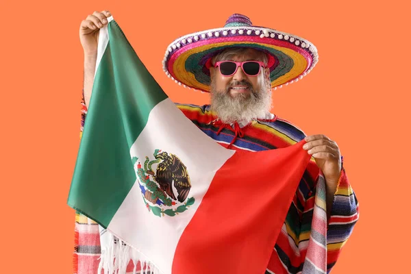Зрелый Мужчина Сомбреро Мексиканским Флагом Оранжевом Фоне — стоковое фото
