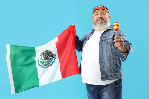 Homem Maduro Com Bandeira Mexicana Maraca Fundo Azul — Fotografia de Stock