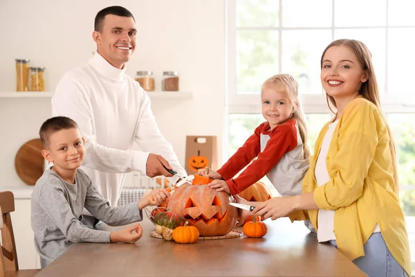 Szczęśliwa Rodzina Rzeźbienie Halloween Dyni Kuchni — Zdjęcie stockowe