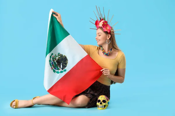 Mujer Joven Con Bandera Mexicana Sobre Fondo Azul —  Fotos de Stock