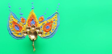 Yeşil arka planda Hint bayramı Diwali 'si (Işık Festivali) için gaz lambası ile kompozisyon. Tasarım için pankart