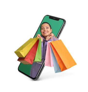 Cep telefonlu kolaj ve beyaz arka planda alışveriş torbaları tutan Hintli kadın.