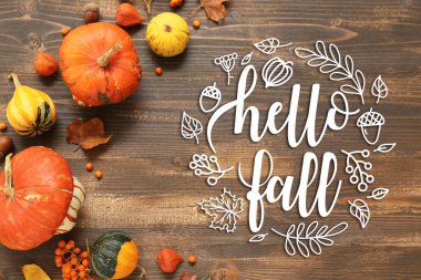 Balkabağı, viburum ve meşe palamudu içeren sonbahar kompozisyonu. Hoş geldiniz. sonbahar