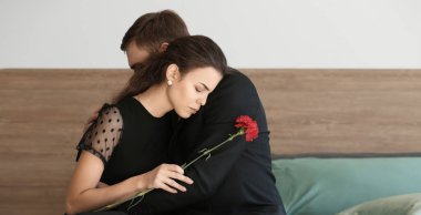 Cenazeden sonra akrabalarının peşine inen çift