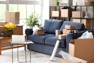 Oturma odasının içinde paketler olan kanepe.