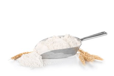 Beyaz arka planda izole edilmiş buğday unu ve dikenli kepçeler.