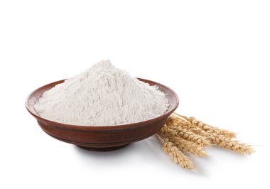 Beyaz arka planda izole edilmiş buğday unu ve dikenli kase.