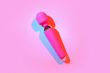 Kırmızı arka planda seks dükkanından vibratör