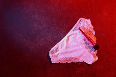 Koyu renk arka planda külodu olan vibratör