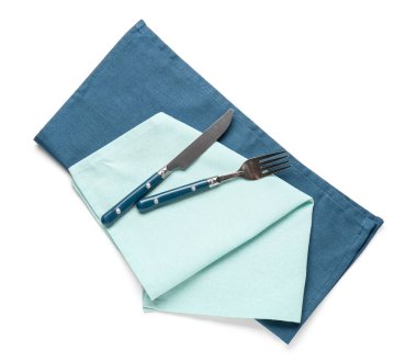 Beyaz arka planda temiz peçeteler ve çatal bıçak takımı