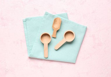 Ahşap mutfak aletleri ve arka planda temiz peçete.