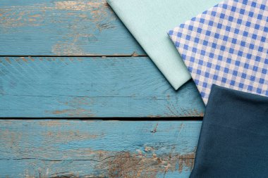 Renkli ahşap arkaplanda temiz peçeteler