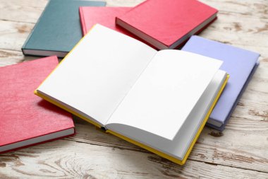 Beyaz ahşap masa üzerinde boş sayfaları olan kitabı aç