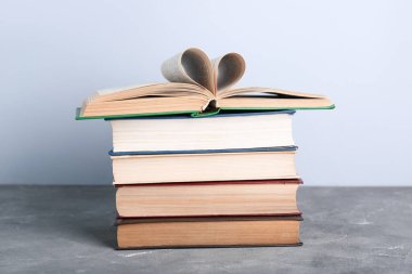 Gri grunge masasında yığınla kitap