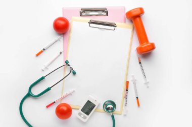 Üzerinde glukometre, steteskop, şırınga, dambıl ve domatesler olan boş bir pano. Diyabet kavramı