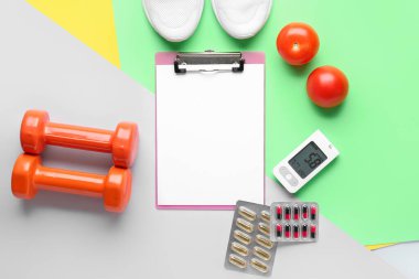 İçinde glukometre, hap, yemek, halterler ve spor ayakkabıları olan boş bir pano. Diyabet kavramı