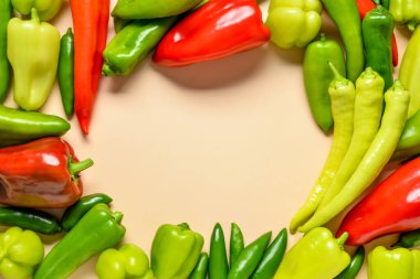 Bej arka planda farklı taze biberlerden yapılmış çerçeve