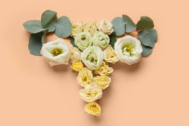 Kağıttan yapılmış rahim ve bej arkaplanda güzel çiçekler.