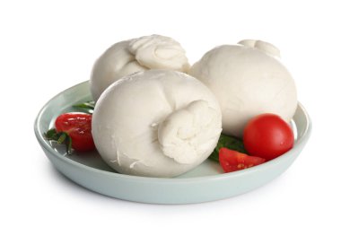 Beyaz arka planda fesleğenli ve domatesli bir tabak lezzetli Burrata peyniri.