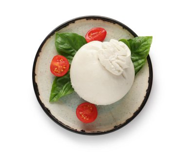 Beyaz arka planda fesleğenli ve domatesli bir tabak lezzetli Burrata peyniri.