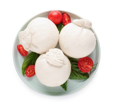 Beyaz arka planda fesleğenli ve domatesli bir tabak lezzetli Burrata peyniri.