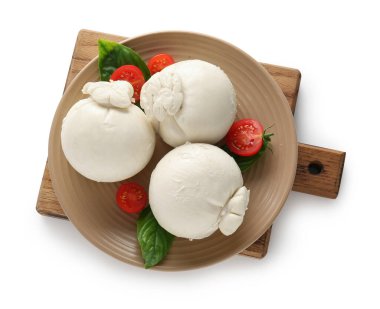 Beyaz arka planda fesleğenli ve domatesli bir tabak lezzetli Burrata peyniri.