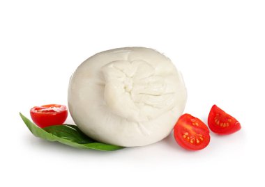 Beyaz arka planda fesleğenli ve domatesli Burrata peyniri.