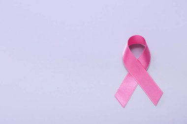 Açık arkaplanda pembe kurdele. Göğüs kanseri farkındalığı konsepti