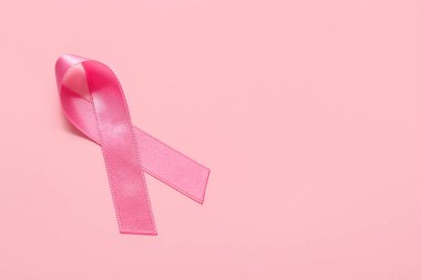 Renkli arka planda pembe kurdele. Göğüs kanseri farkındalığı konsepti