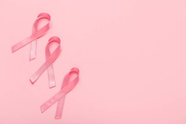 Renkli arka planda pembe kurdeleler. Göğüs kanseri farkındalığı konsepti