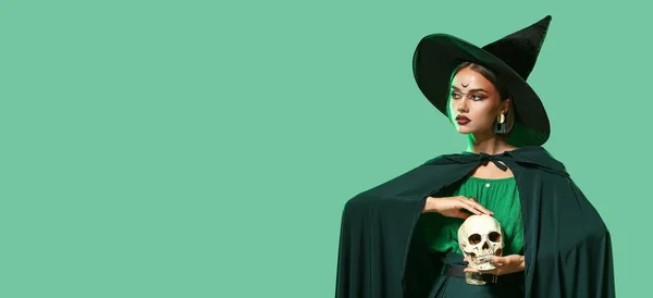Молодая Ведьма Черепом Зеленом Фоне Пространством Текста — стоковое фото