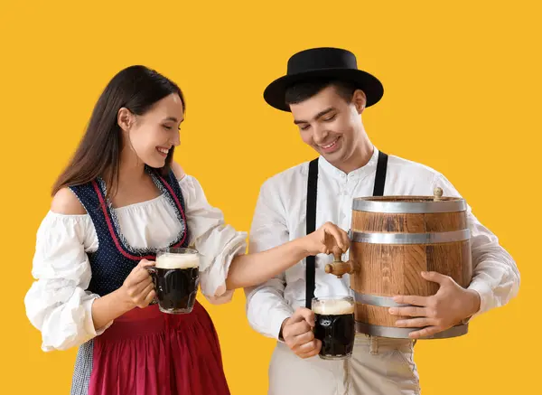 Mladý Pár Tradičním Německém Oblečení Pivem Žlutém Pozadí — Stock fotografie