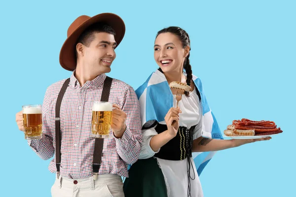 Pareja Joven Ropa Tradicional Alemana Con Cerveza Aperitivos Sobre Fondo —  Fotos de Stock