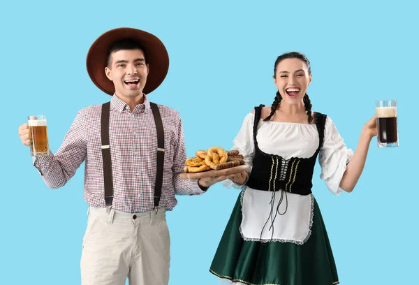 Mladý Pár Tradičním Německém Oblečení Pivem Občerstvením Modrém Pozadí — Stock fotografie