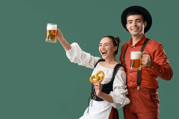 Mladý Pár Tradičním Německém Oblečení Pivem Preclíkem Zeleném Pozadí — Stock fotografie