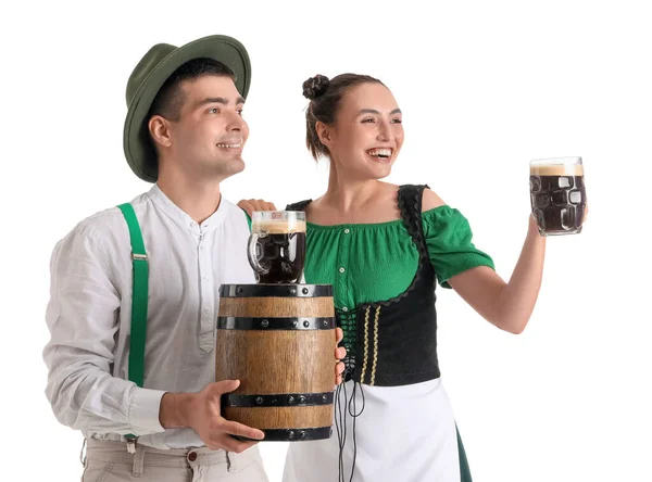 Mladý Pár Tradičním Německém Oblečení Pivem Bílém Pozadí — Stock fotografie