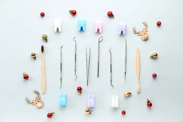 Tandheelkundig Gereedschap Met Kunststof Tanden Kerstdecor Lichte Ondergrond — Stockfoto