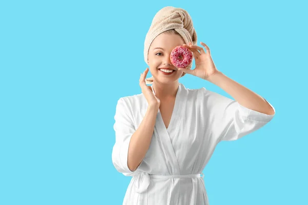 Красивая Молодая Женщина После Душа Пончиком Синем Фоне — стоковое фото