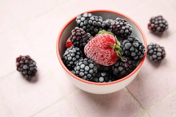 Mangkuk Berry Beku Pada Latar Belakang Ubin Warna — Stok Foto