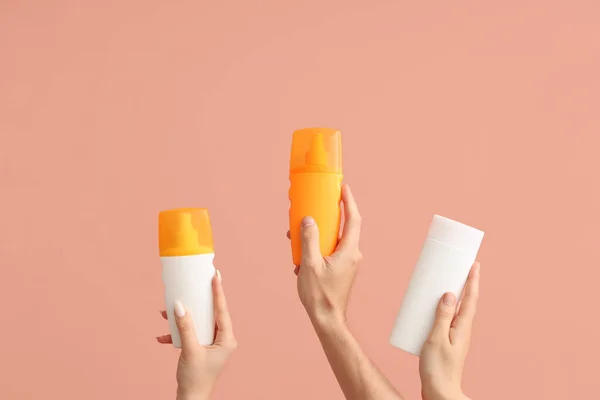 Жіночі Руки Пляшками Сонцезахисного Крему Кольоровому Фоні — стокове фото