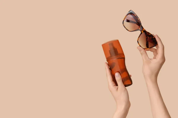 Female Hands Bottles Sunscreen Cream Sunglasses Beige Background — Stock Photo, Image