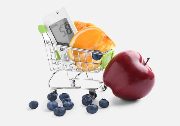 Carrinho Compras Com Glucosímetro Frutas Sobre Fundo Branco Conceito Diabetes — Fotografia de Stock