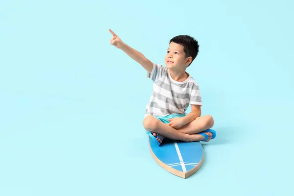 Mignon Petit Garçon Asiatique Assis Sur Planche Surf Pointant Quelque — Photo
