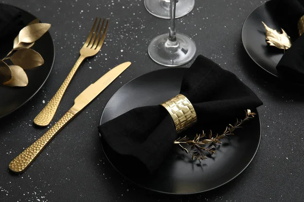 Elegante Tavola Apparecchiata Con Foglie Dorate Posate Sul Tavolo Nero — Foto Stock