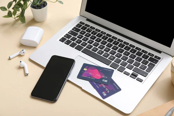 Laptop Kartami Kredytowymi Telefonem Komórkowym Słuchawkami Beżowym Tle Zbliżenie Zakupy — Zdjęcie stockowe
