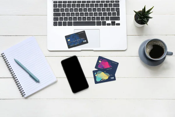 Laptop Kartami Kredytowymi Telefonem Komórkowym Notebookiem Filiżanką Kawy Białym Drewnianym — Zdjęcie stockowe