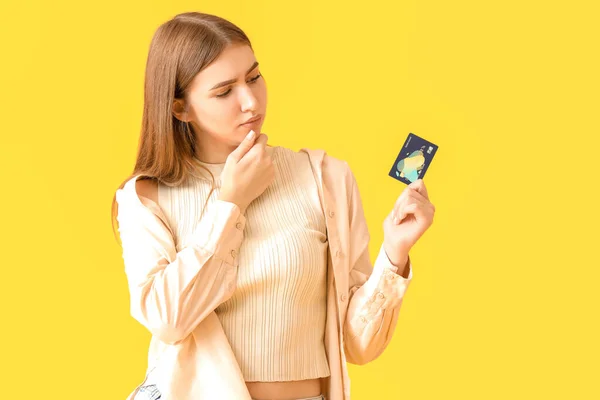 Thoughtful Young Woman Credit Card Yellow Background — Stock Photo, Image