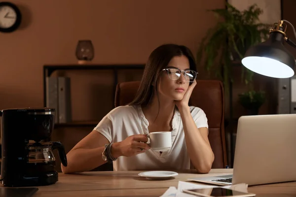 Müde Junge Geschäftsfrau Mit Einer Tasse Kaffee Die Nachts Büro — Stockfoto