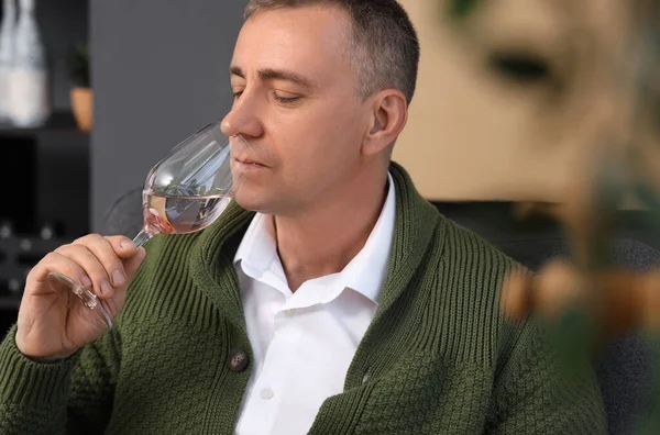 Reifer Mann Verkostung Wein Hause Nahaufnahme — Stockfoto