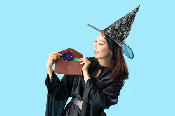 Młoda Azjatka Ubrana Halloween Jako Czarownica Kartą Kredytową Portfelem Niebieskim — Zdjęcie stockowe